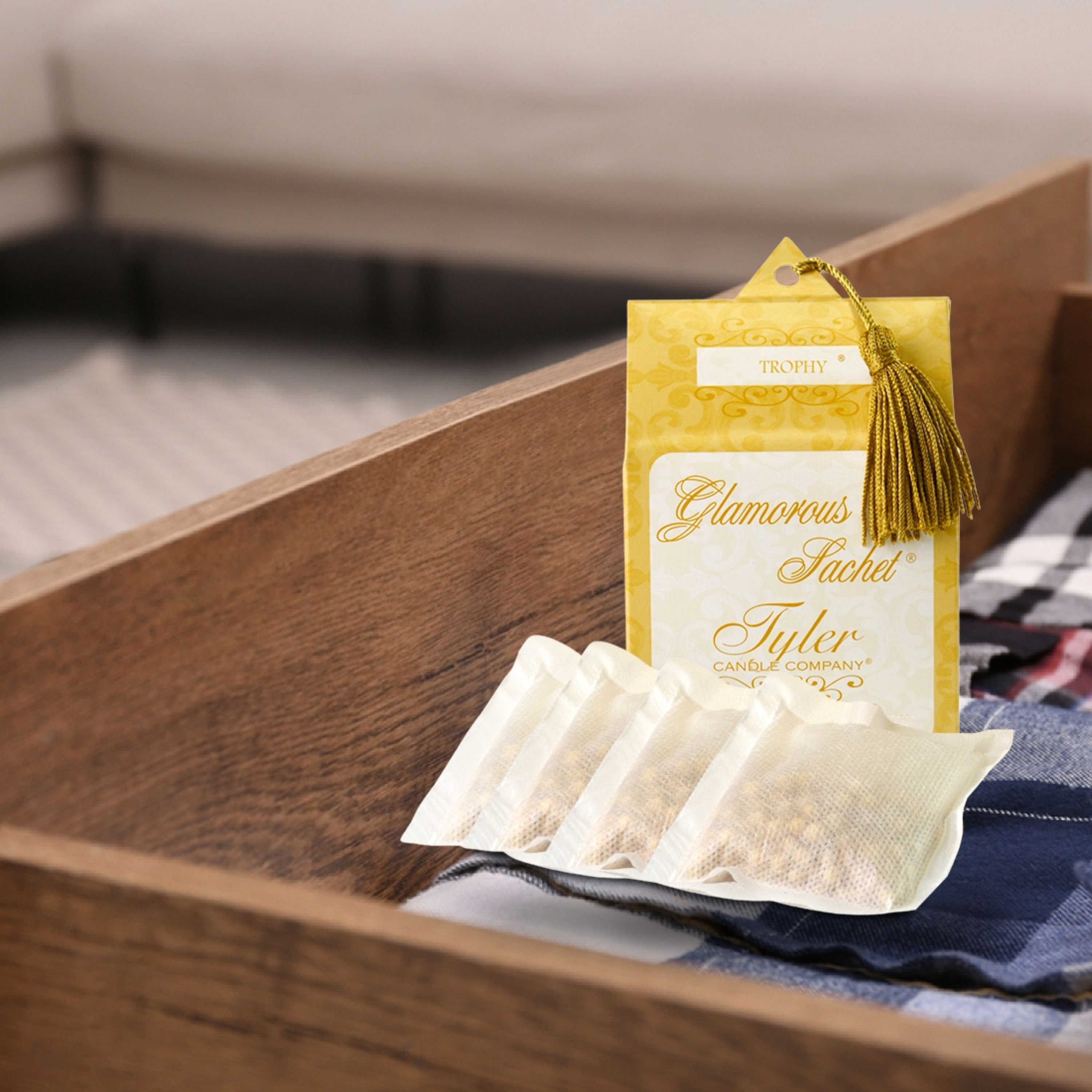 Tyler Candle Company Reusable Glamorous Dryer Sheets - Trophy - 2 Pack of 4 Sachet - with Multi-Purpose Key Chain